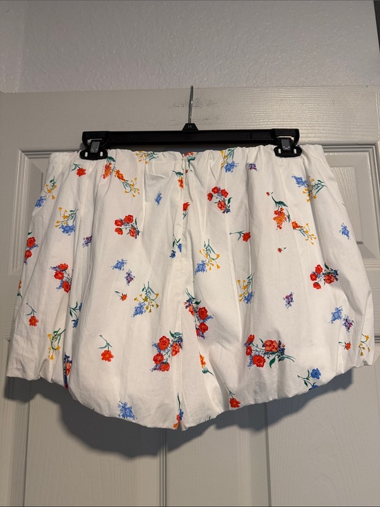 Wayf Pants - Wayf White High-Waist Floral Shorts with Red & Blue Print